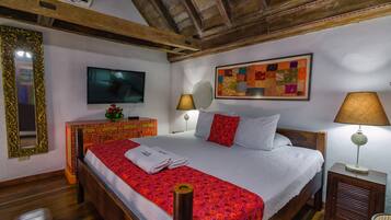 Deluxe Apartment | Premium bedding, down comforters, in-room safe, blackout drapes