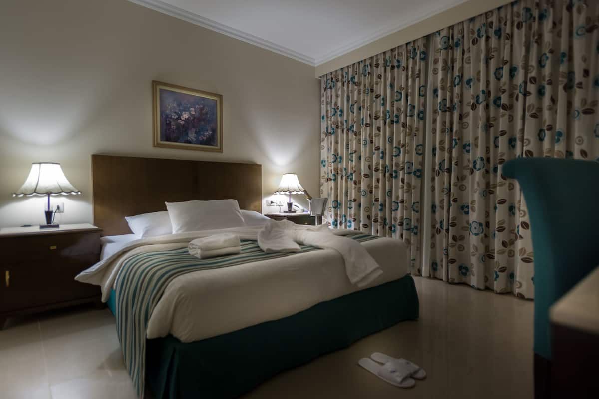 1 bedroom, Egyptian cotton sheets, premium bedding, Select Comfort beds