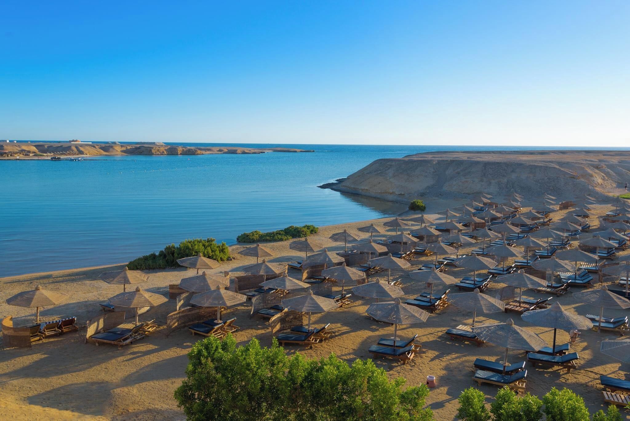 Playa privada, camastros, sombrillas y toallas de playa 