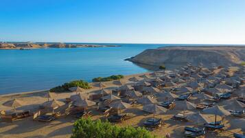 Playa privada, camastros, sombrillas y toallas de playa