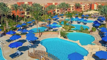 4 outdoor pools, pool umbrellas, pool loungers