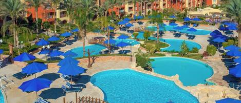 4 outdoor pools, pool umbrellas, pool loungers