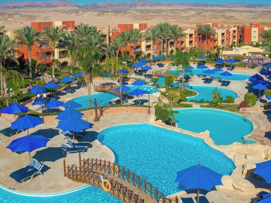 4 piscinas externas, guarda-sóis, espreguiçadeiras