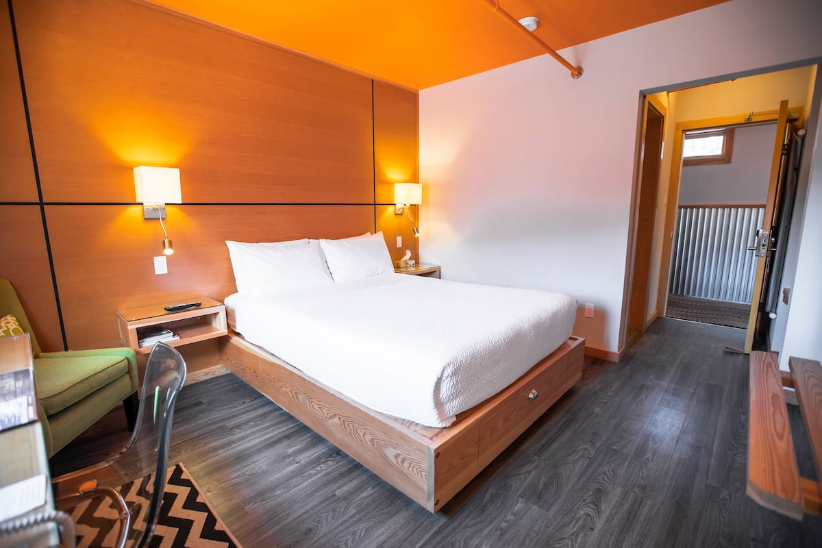 Deluxe kamer, 1 queensize bed | Donzen dekbedden, een bureau, een laptopwerkplek