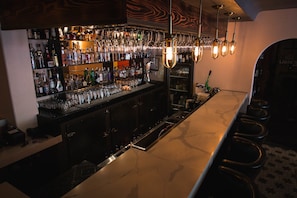 2 restaurants; breakfast, lunch, and dinner served - The Adventure Hotel (Nelson)