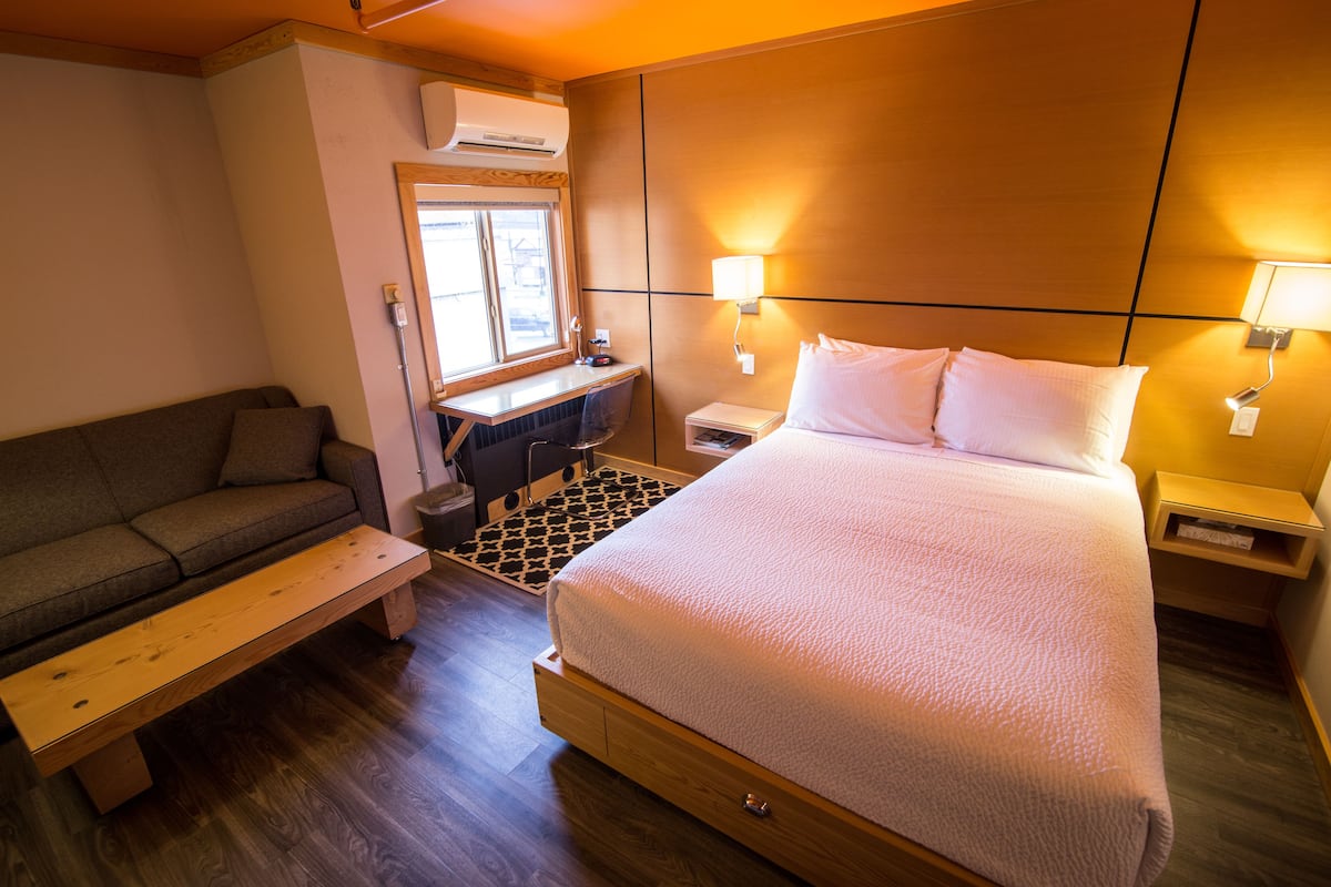 Deluxe kamer, 1 queensize bed met slaapbank | Donzen dekbedden, een bureau, een laptopwerkplek