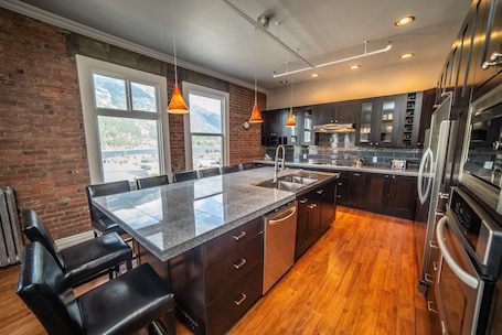 Executive Suite | Private kitchen | Shared fridge, microwave. The Adventure Hotel