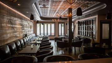 2 restaurantes; se sirven desayunos, almuerzos y cocina americana
