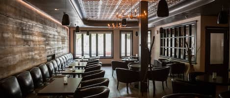 2 restaurants servant le petit déjeuner, spécialités Cuisine américaine
