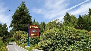 Exterior - Dolphin Motel (Tofino)