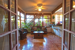 Patio-Bungalow, 2 Bedrooms, King, Queen and Twin Beds, Patio with Hammocks | Sala de estar