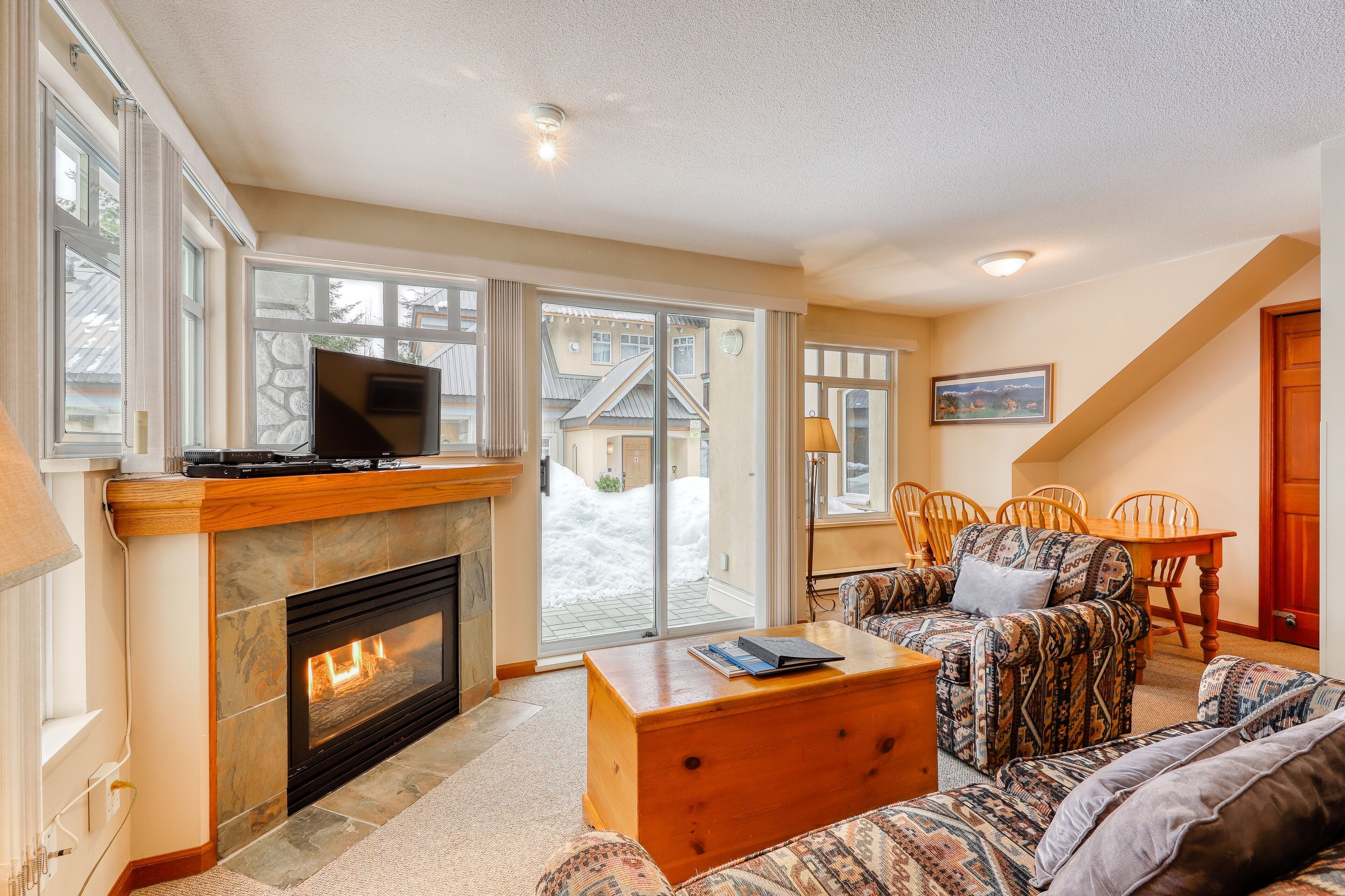 Condo #35 | منطقة المعيشة | تلفزيون إل سي دي، مدفأة، مشغل دي في دي