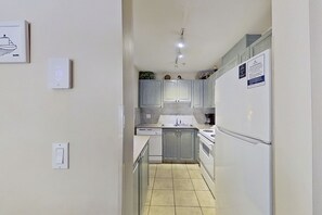 Condo #27 | Privat køkken | Køleskab/fryser i fuld størrelse, mikrobølgeovn, ovn, kogeplade