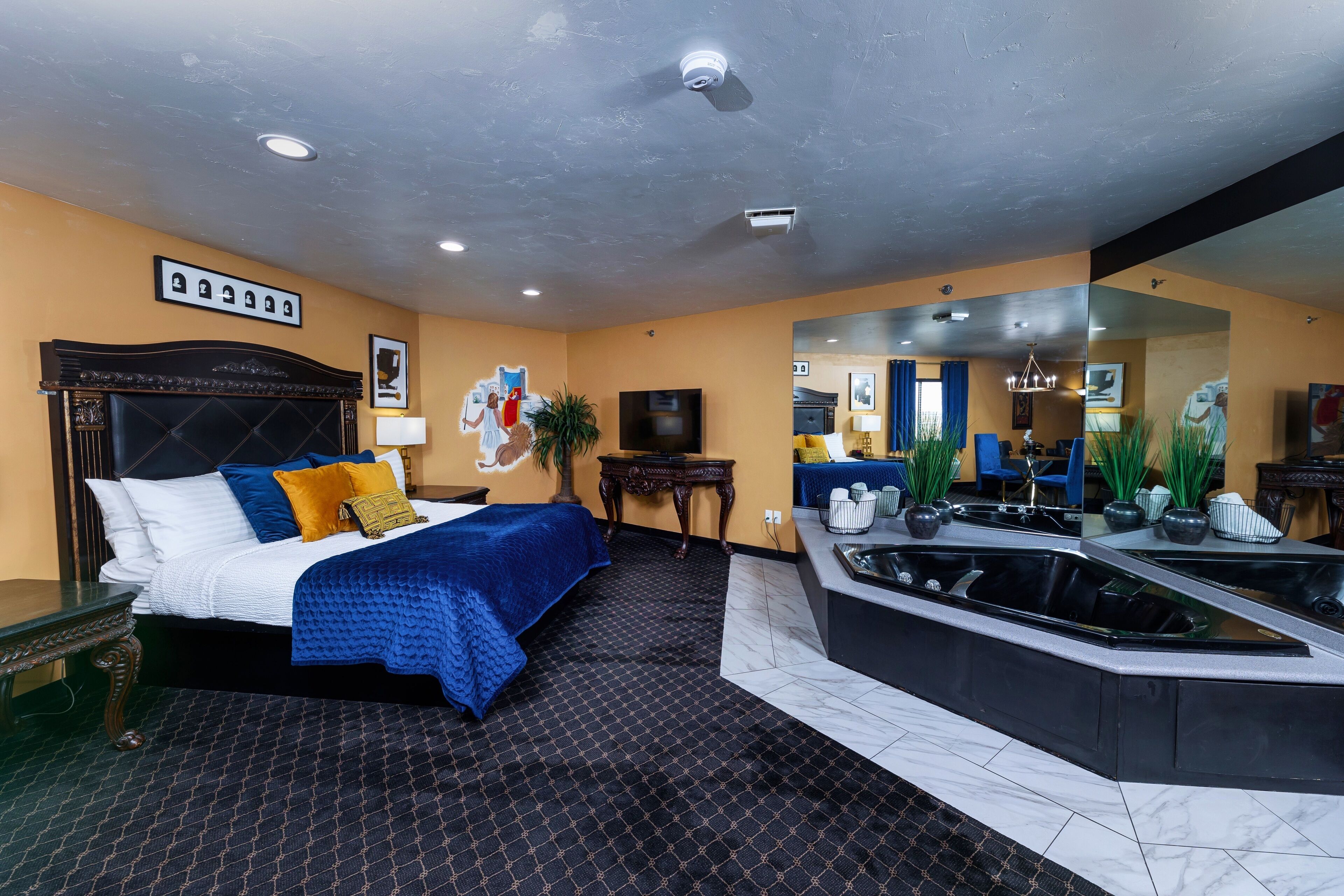 Habitación romántica | Camas con pillow-top, escritorio y espacio para trabajar con laptop 