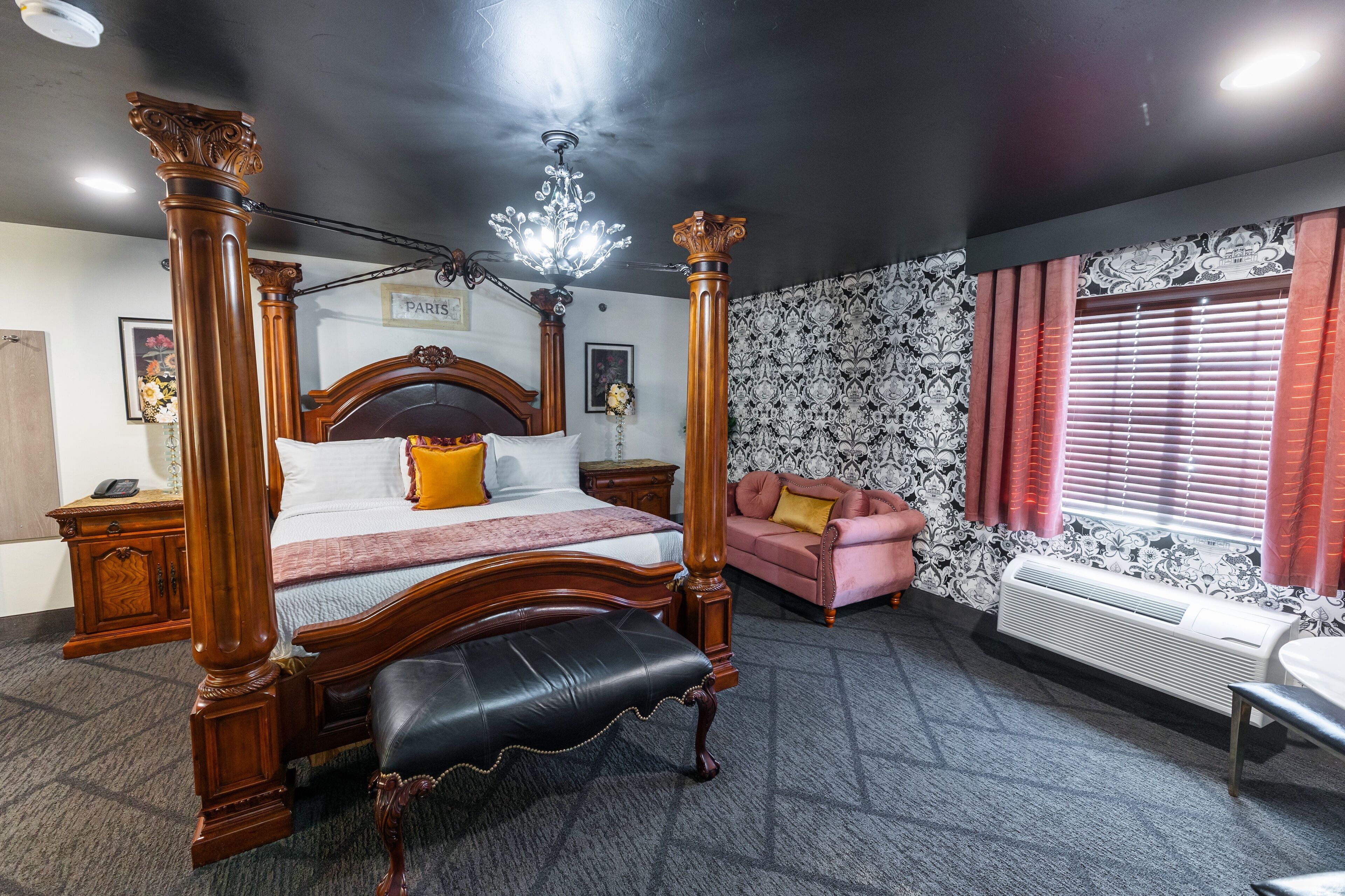 Habitación romántica | Camas con pillow-top, escritorio y espacio para trabajar con laptop 