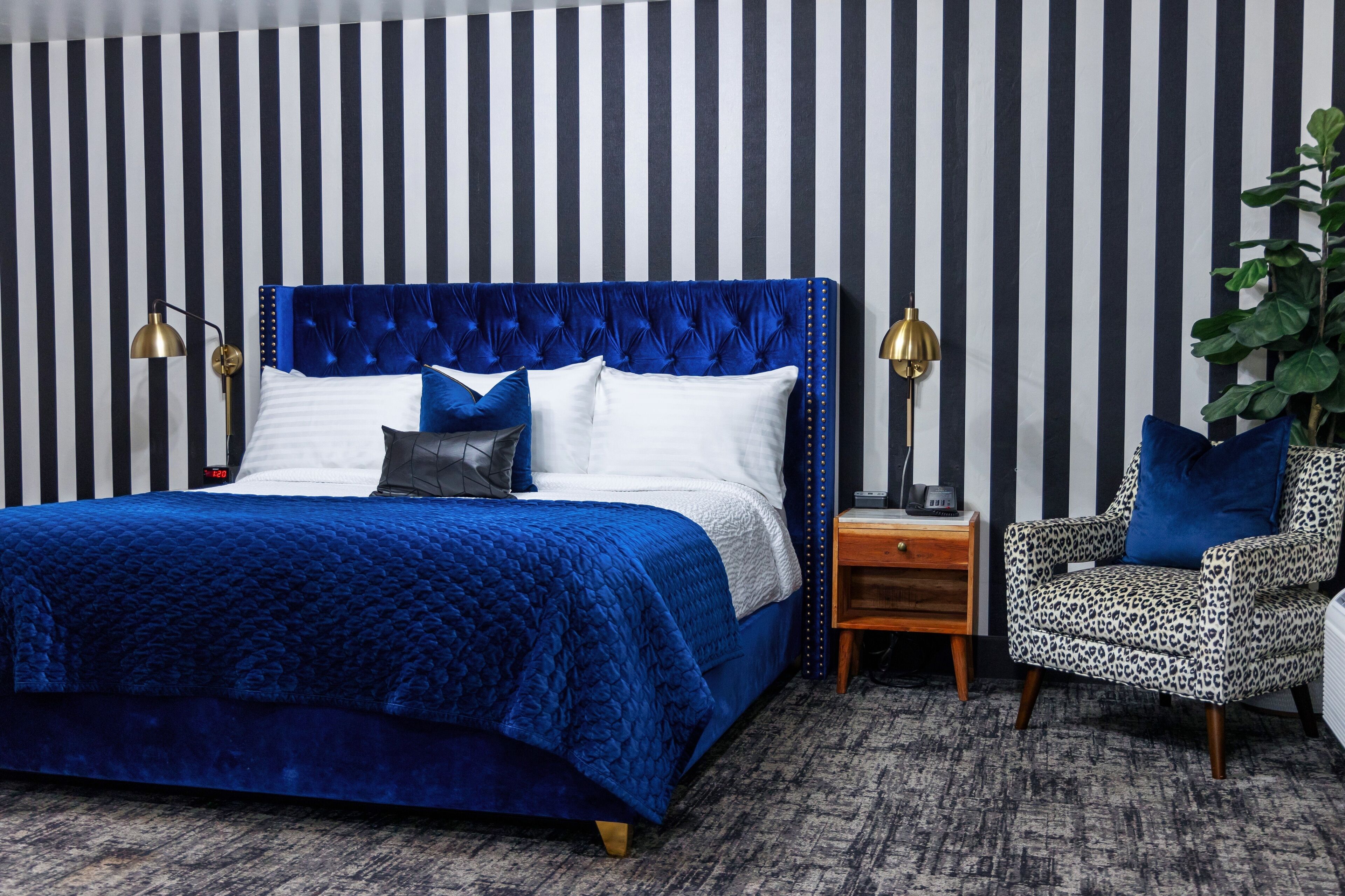 Habitación romántica | Camas con pillow-top, escritorio y espacio para trabajar con laptop 