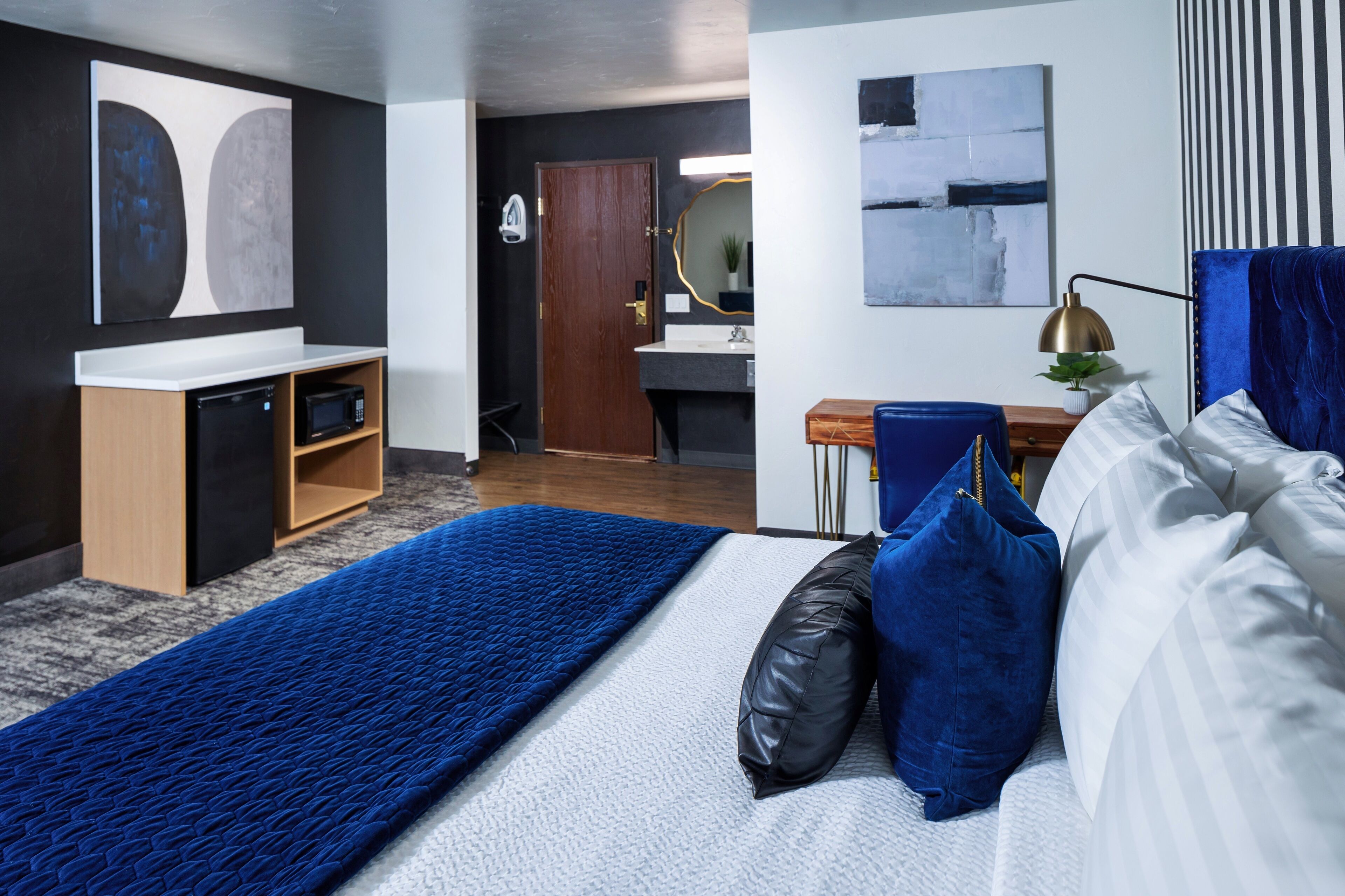 Habitación romántica | Camas con pillow-top, escritorio y espacio para trabajar con laptop 