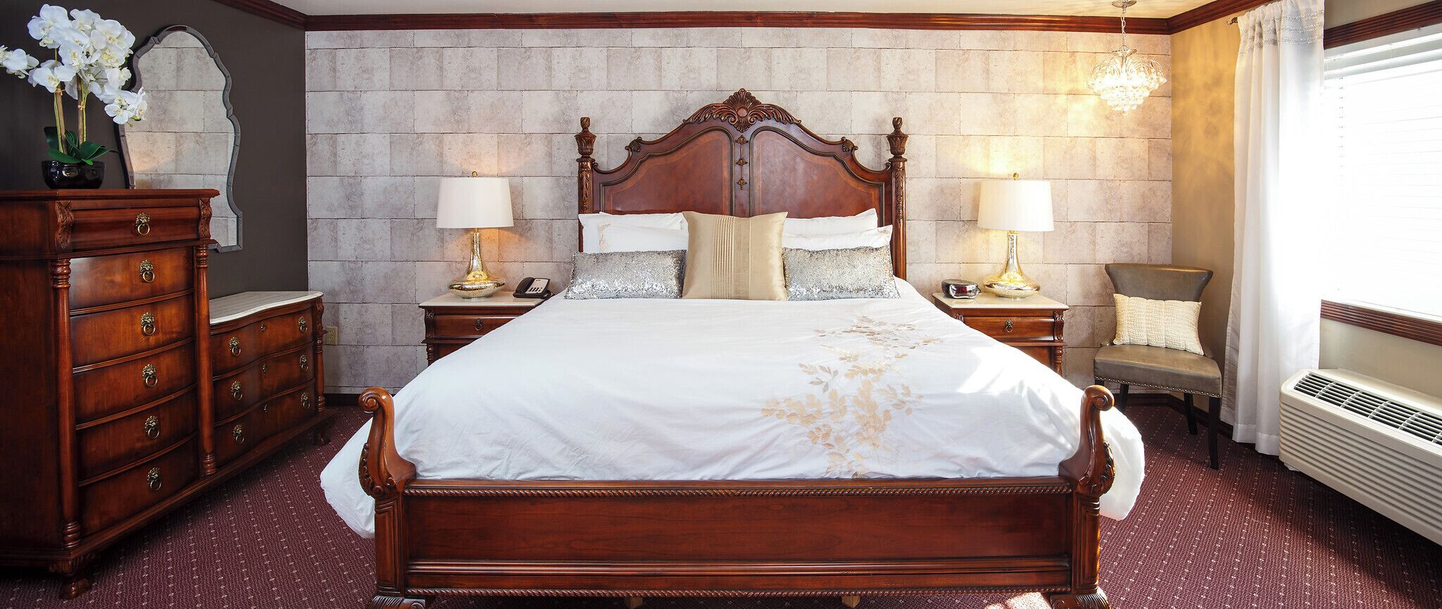 Habitación romántica | Camas con pillow-top, escritorio y espacio para trabajar con laptop 