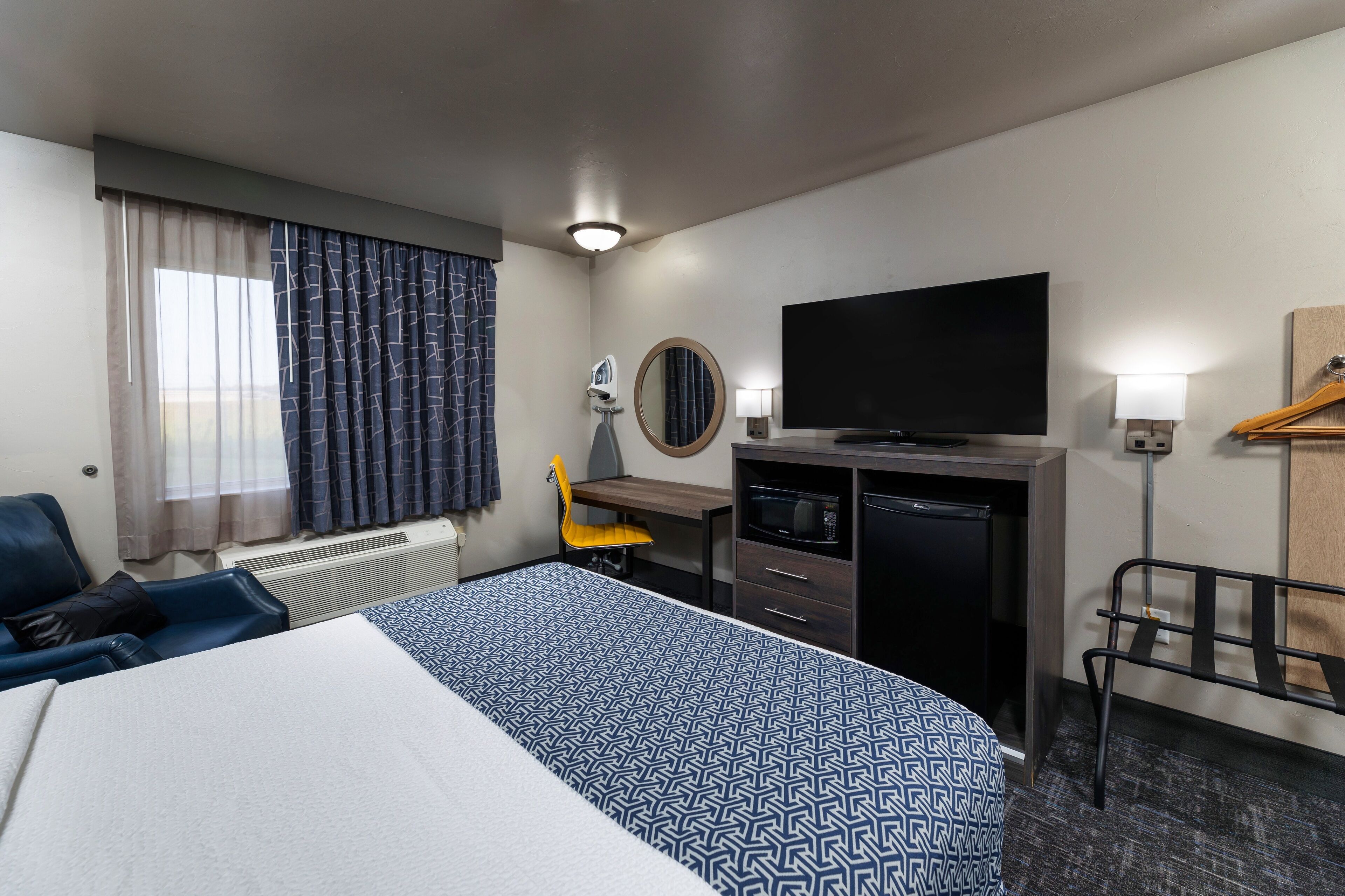 standard room, 1 queen bed, accessible | pillow-top beds, desk, blackout curtains, iron/ironing board