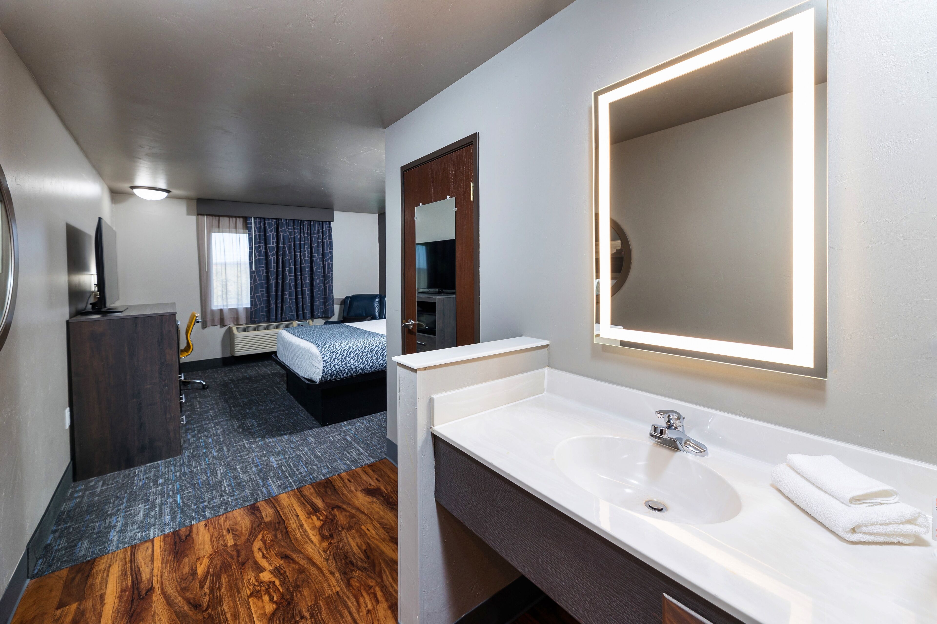 deluxe room, 1 queen bed | pillow-top beds, desk, blackout curtains, iron/ironing board