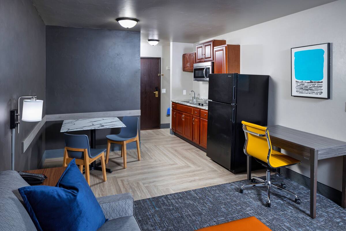 Two-Room Suite | Oppholdsområde | En 50-tommers Flatskjerm-TV med kabel-kanaler samt TV
