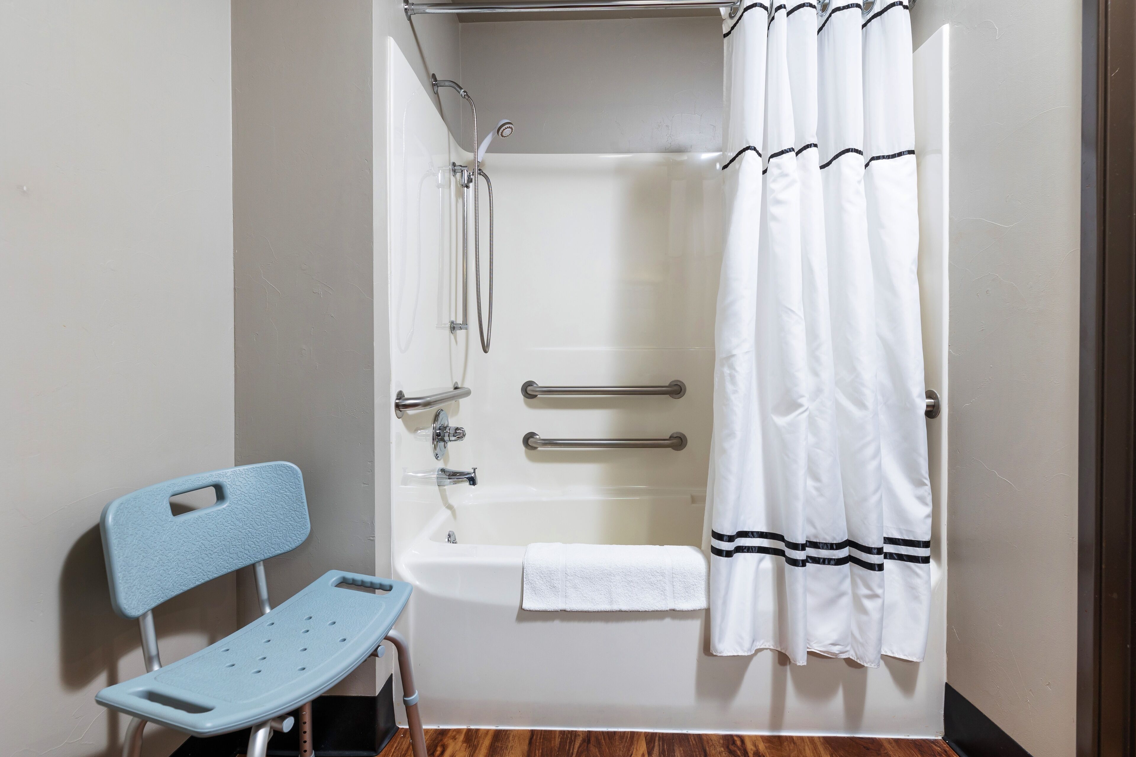 standard room, 1 queen bed, accessible | bathroom | combined shower/bathtub, free toiletries, hair dryer, towels