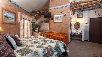Une chambre à coucher avec un lit, un bureau, un miroir et une porte.