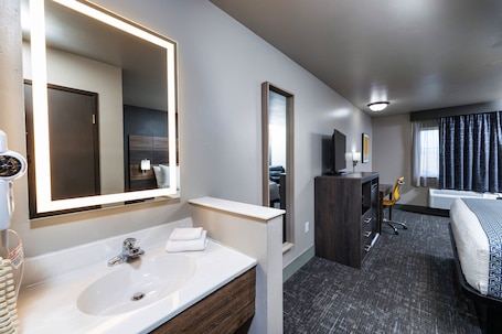 Deluxe Room, 1 King Bed | Pillowtop beds, desk, blackout drapes, iron/ironing board