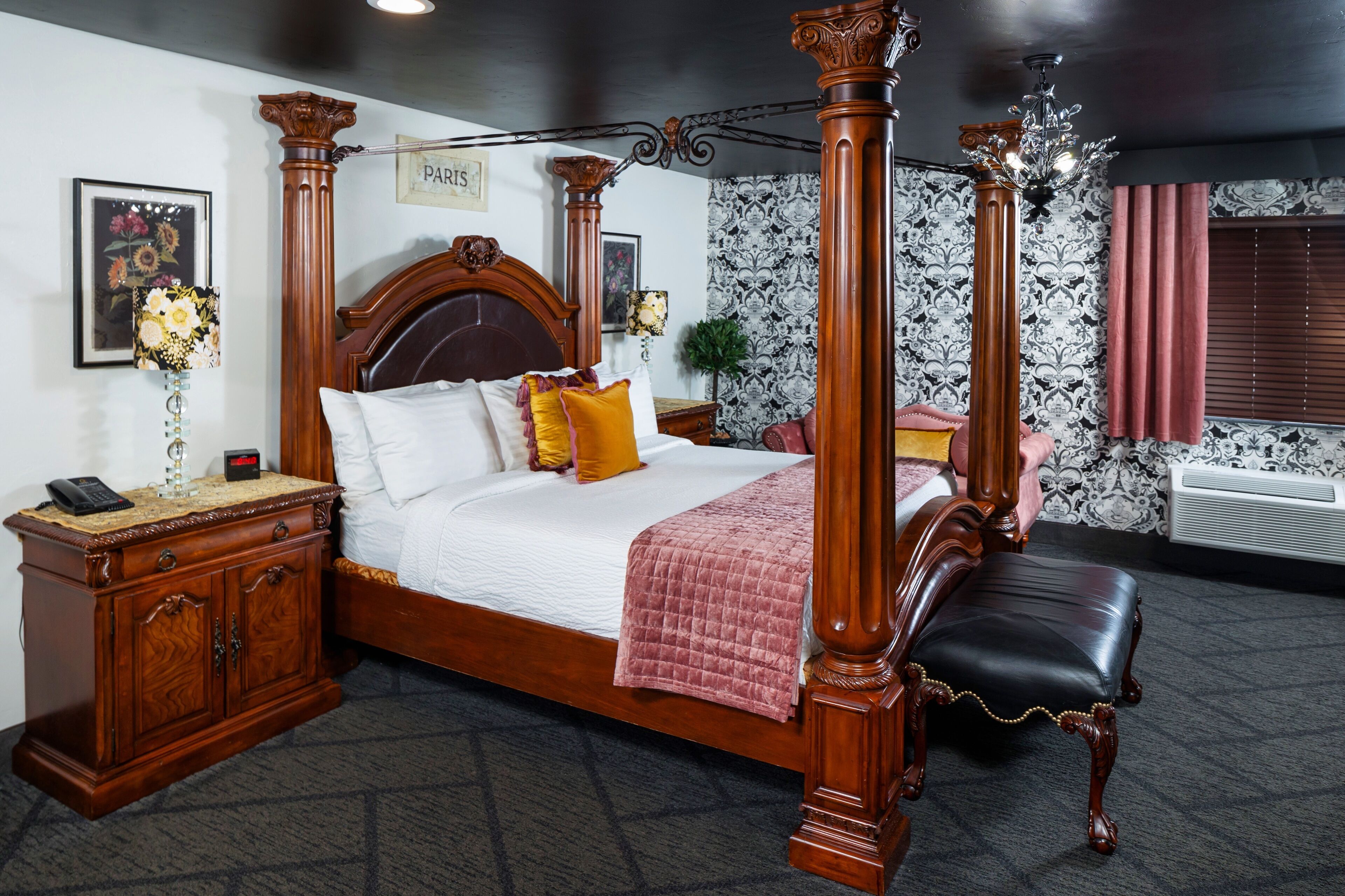 Habitación romántica | Camas con pillow-top, escritorio y espacio para trabajar con laptop 