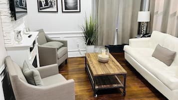Queen Suite Partial Ocean View | Living area