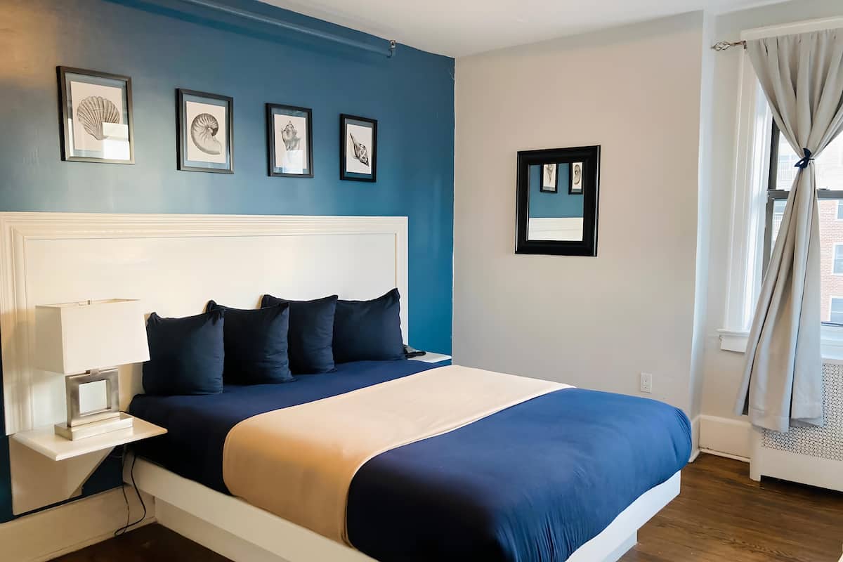 Standard Queen | 1 bedroom, in-room safe, iron/ironing board, free WiFi
