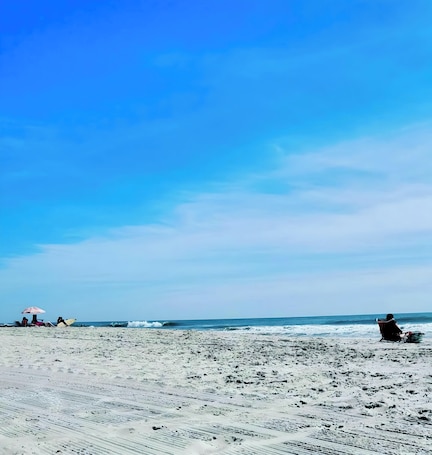 Ubicación cercana a la playa, sombrillas y toallas de playa