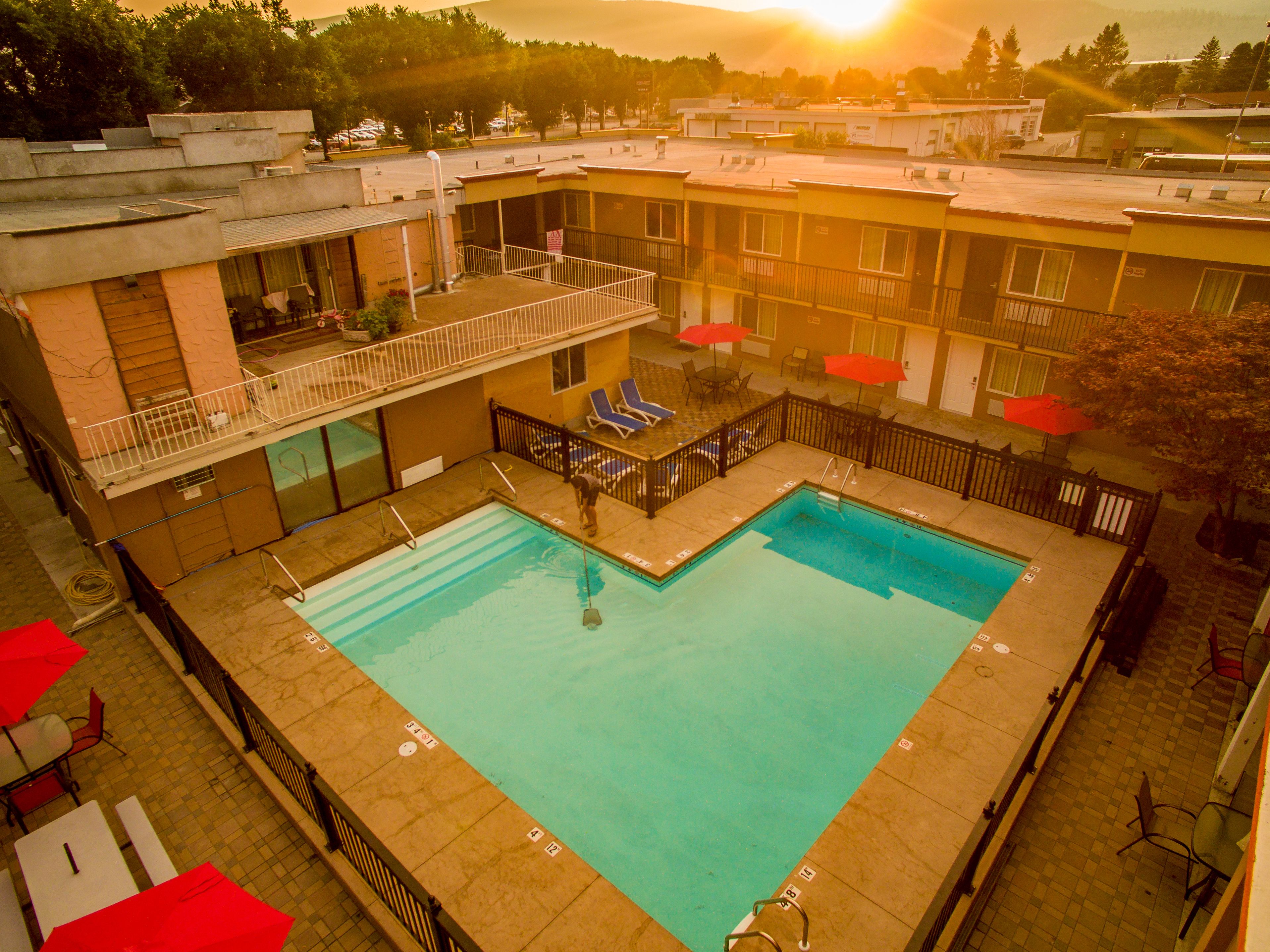 季节性开放的室外游泳池，池畔遮阳伞，日光浴躺椅