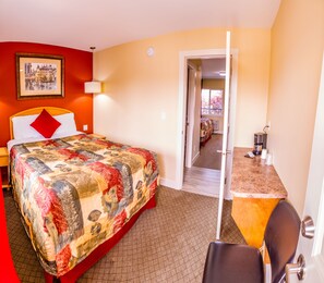 Room, 2 Queen Beds, Courtyard View, Poolside | Free WiFi, bed sheets - Sahara Courtyard Inn Penticton (Penticton)