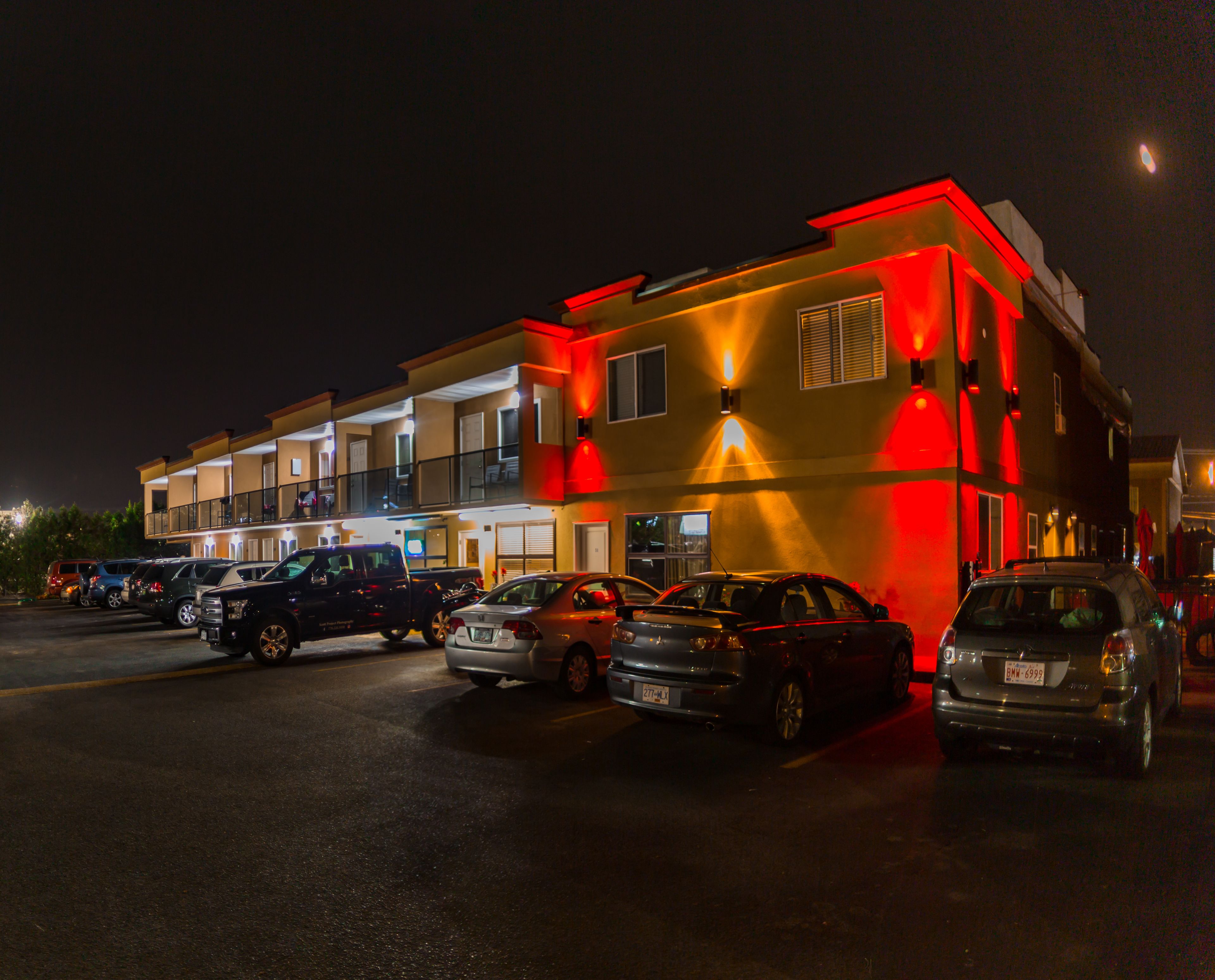 住宿正面 - 傍晚/夜晚