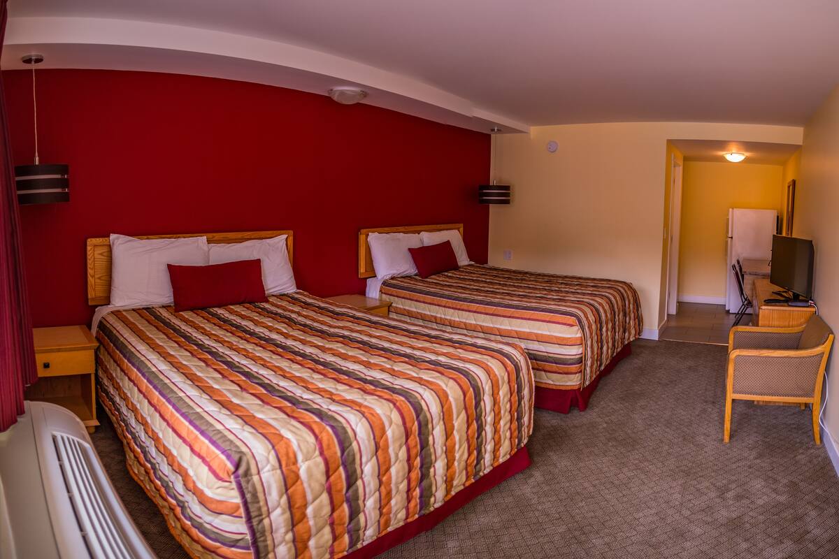 Habitación estándar, 2 camas Queen size | Wifi gratis y ropa de cama