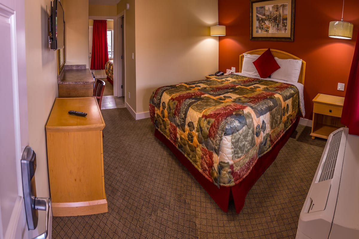 Room, 2 Queen Beds, Courtyard View, Poolside | Free WiFi, bed sheets