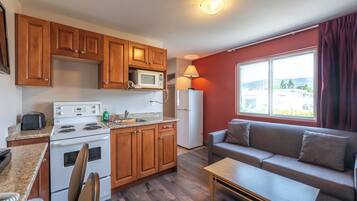 Suite, 1 habitación, cocina | Cocina privada | Microondas y cafetera o tetera