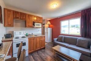 Suite, 1 Bedroom, Kitchen | Private kitchen | Microwave, coffee/tea maker - Sahara Courtyard Inn Penticton (Penticton)