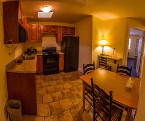 Departamento, varias camas, cocina | Cocina privada | Microondas y cafetera y tetera