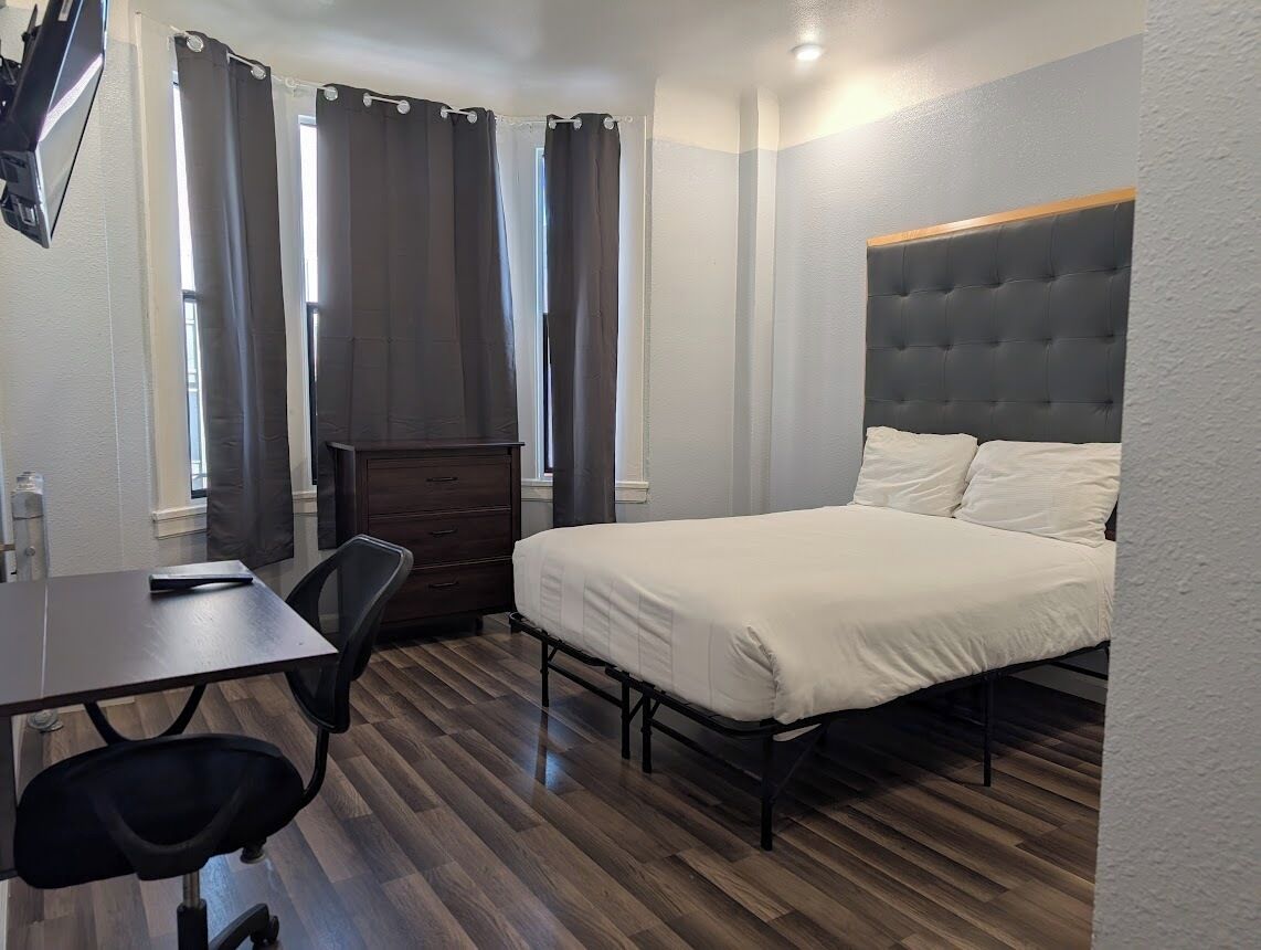 Hochwertige Bettwaren, Daunenbettdecken, Schreibtisch, kostenloses WLAN