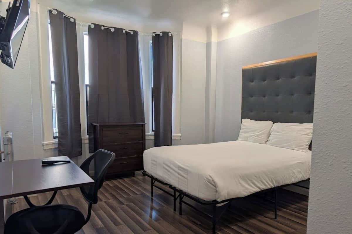 Rom – superior, 1 dobbeltseng, privat bad | Sengetøy av topp kvalitet, dundyner, skrivebord og wi-fi (inkludert)