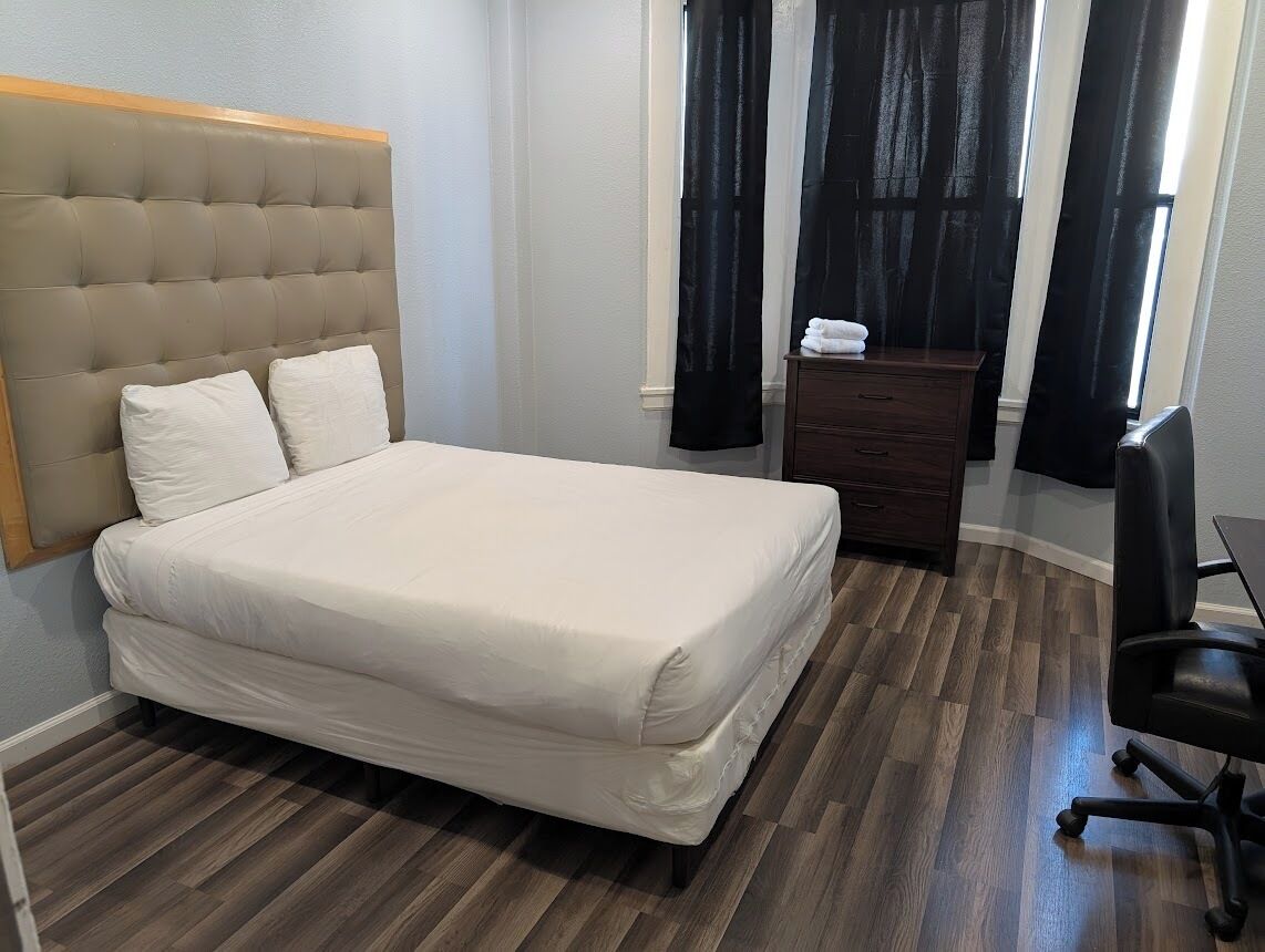 Rom – deluxe (with Shared Bathroom) | Sengetøy av topp kvalitet, dundyner, skrivebord og wi-fi (inkludert)