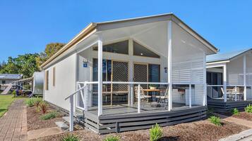 Premium Cabin - Sleeps 5 - Dog Friendly | Terrace/patio