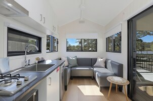 客房 (Tiny Home - Sleeps 2 - Dog Friendly) | 私人厨房 | 冰箱、微波炉、炉灶、洗碗机