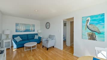 Dúplex, 1 cama de matrimonio, cocina, vistas al mar (Pelican 2) | Zona de estar | Una televisión de pantalla plana