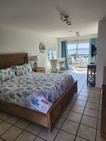 Standard Duplex, 1 King Bed (Pelican 1) | Premium bedding, free WiFi, bed sheets