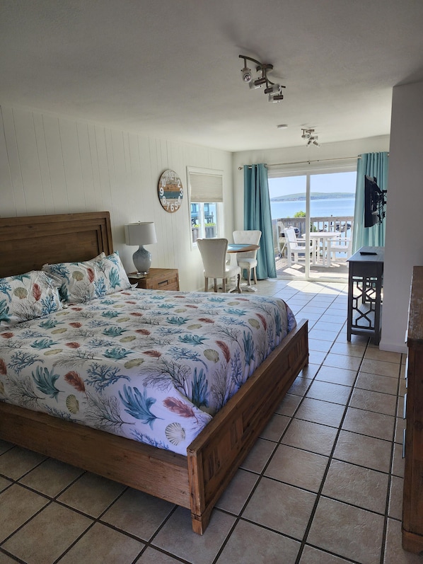 غرفة دوبلكس عادية - سرير ملكي (Pelican 1) | أغطية فراش متميزة وواي فاي مجانًا وملاءات أسرّة