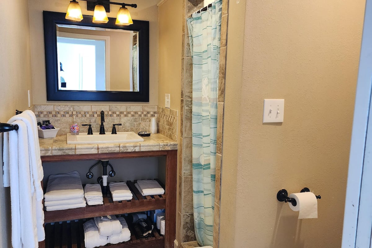 Duplex, 1 cama Queen, cozinha, vista para o oceano (Pelican 2) | Banheiro | Toalhas de banho, sabonete, shampoo, papel higiênico