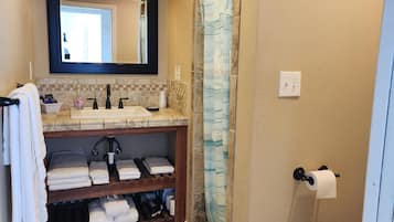 Dúplex, 1 cama de matrimonio, cocina, vistas al mar (Pelican 2) | Baño | Toallas, jabón, champú y papel higiénico